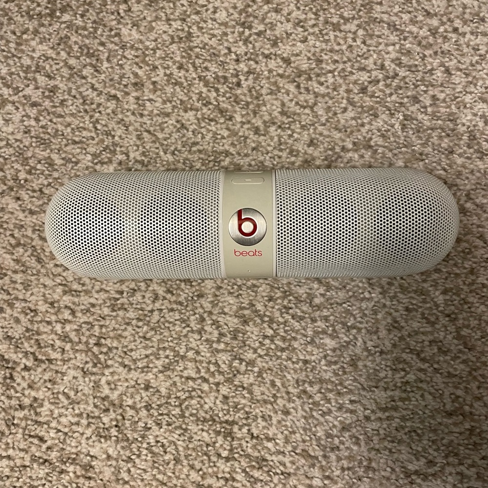 Beats pill - wireless Bluetooth speaker